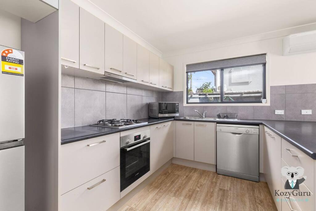 Kozyguru / Mt Gravatt East / 3 Bed House Qmg030 Holiday home *